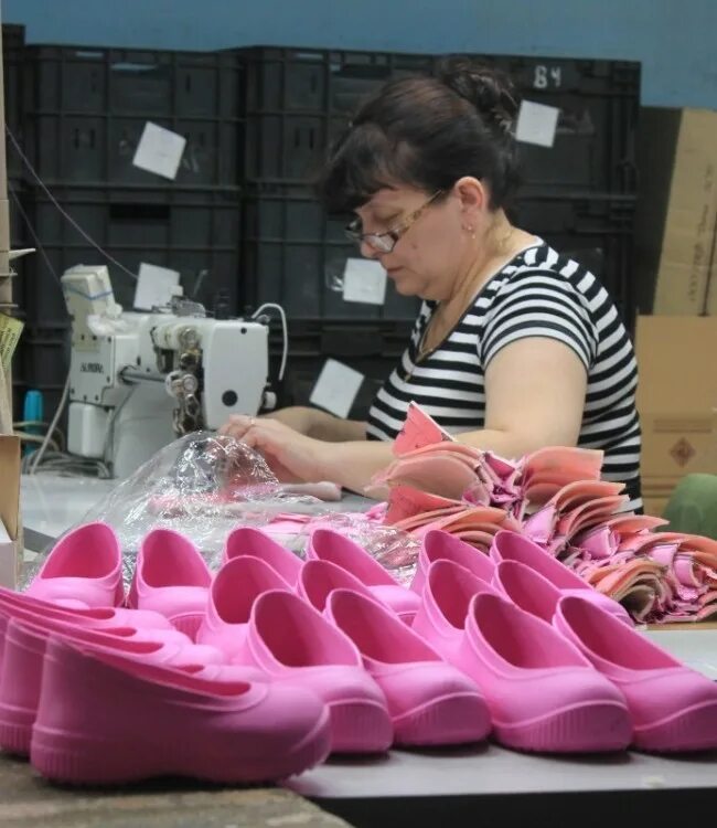 Производители обуви. Завод обуви. Производственная резиновая обувь. Производство обуви.