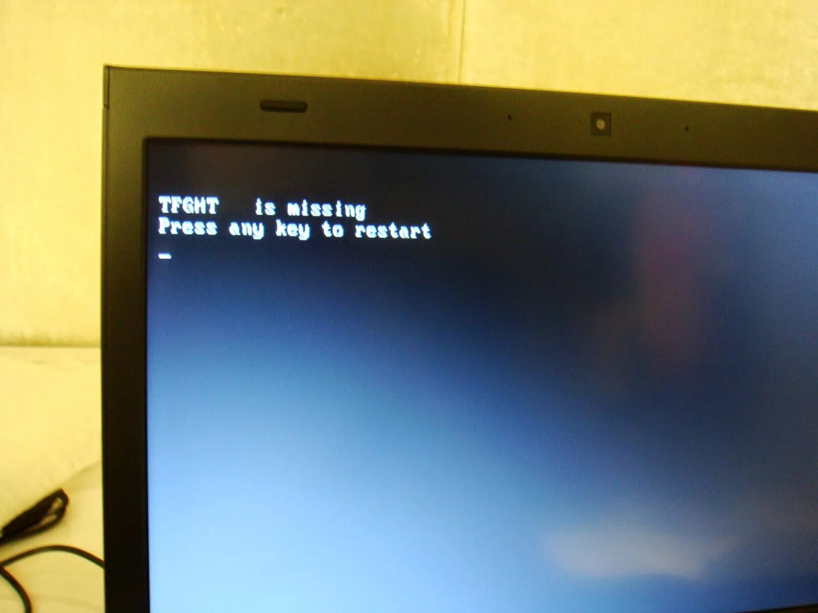 Please any key. Press any key. remove disks or other media press any key to restart. remove disks or other media press any key to restart при установке с флешки. please remove this media and press any key to reboot.