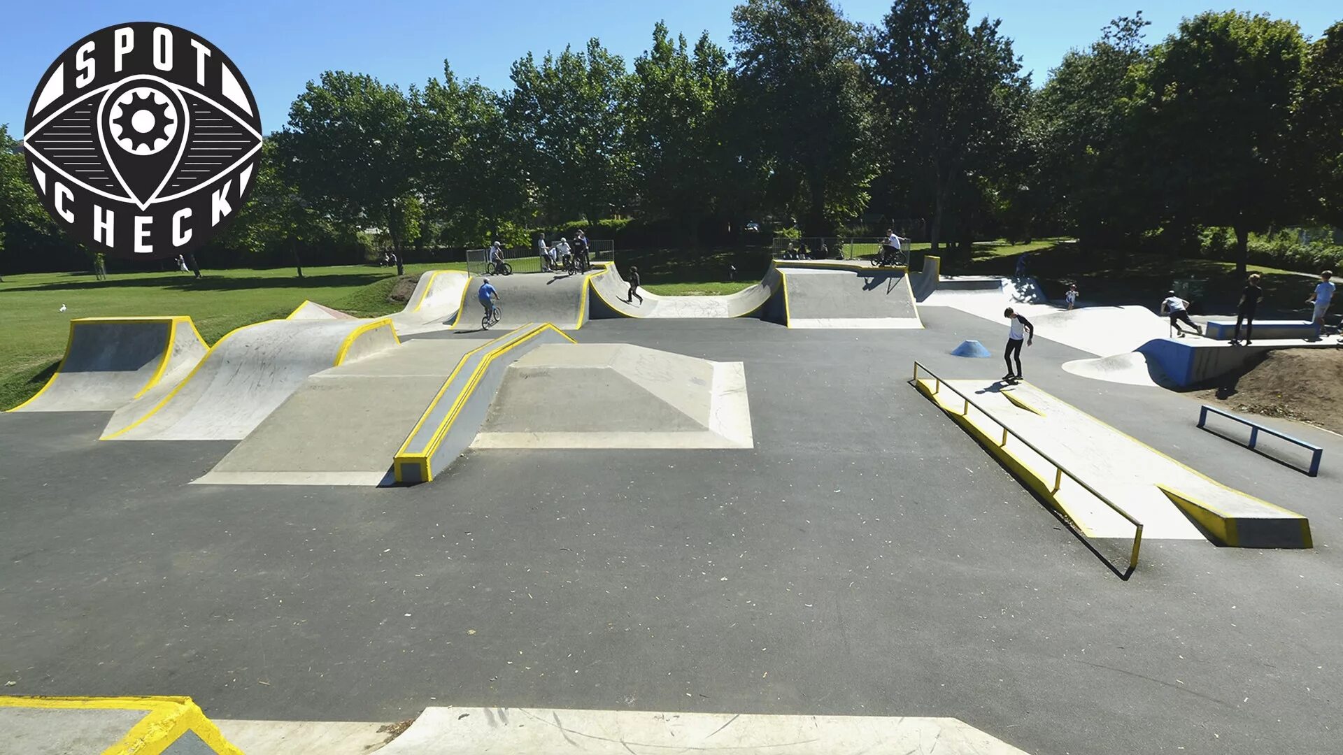 Скейт парк милтон кейнс. Площадка для роллеров. Скейт парк скейт. Xsa скейт парк сочи. Площадка для катания на роликах.