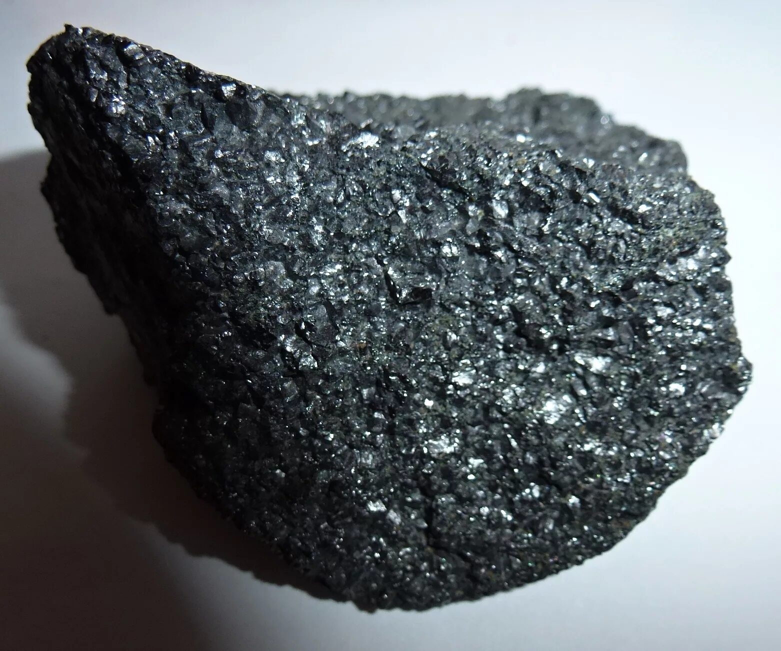 Минерал карбонадо черный Алмаз. Метеоритный карбонадо. Манганит минерал.