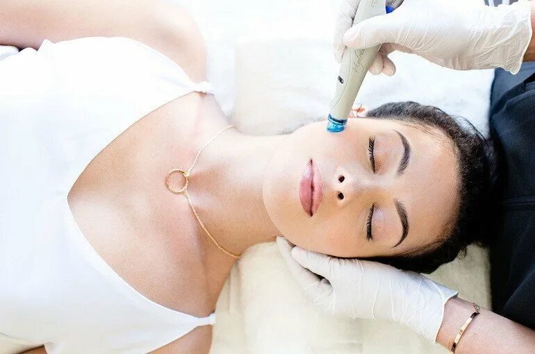 Механическая чистка лица китай новое видео крупно. Вакуумный гидропилинг HYDRAFACIAL. HYDRAFACIAL MD аппарат. HYDRAFACIAL процедура. Хайдра процедура для лица.