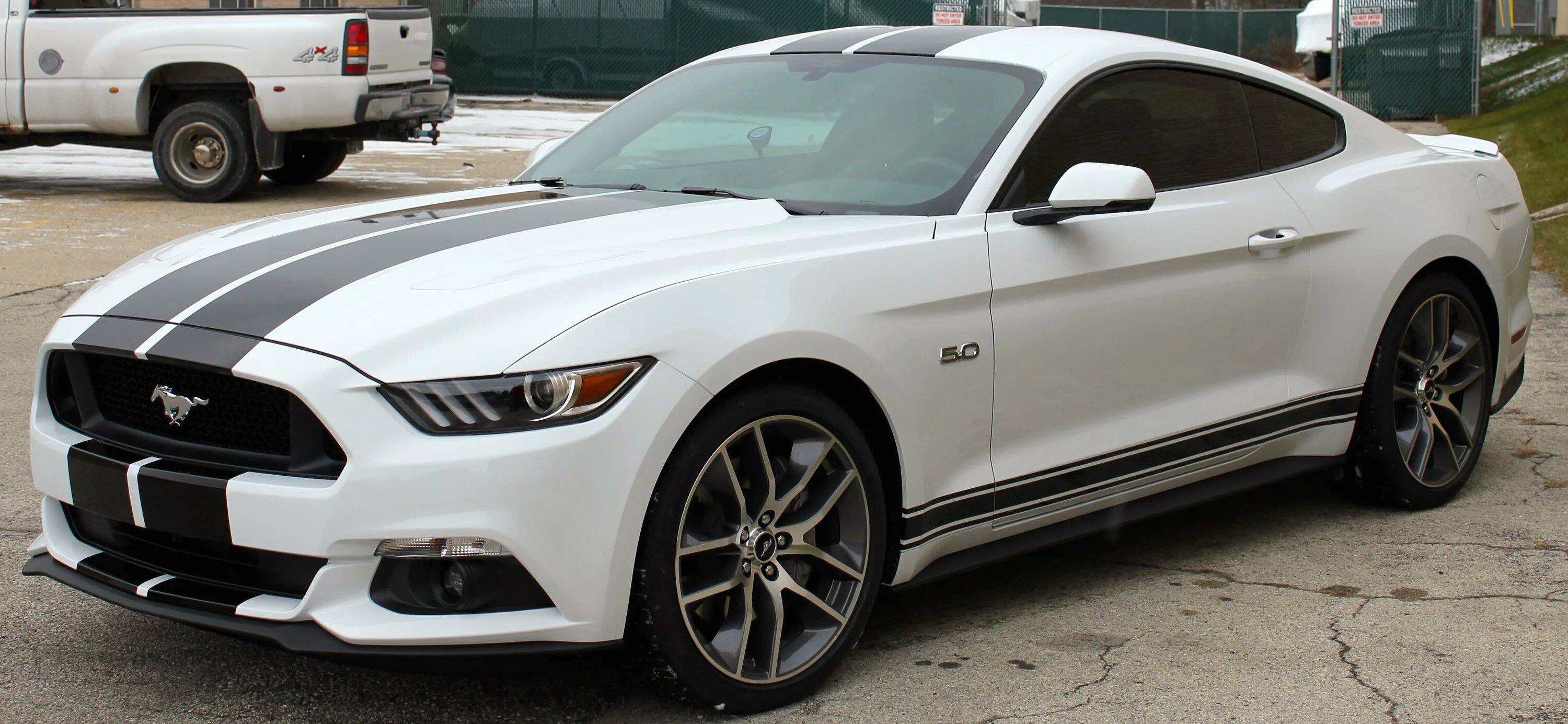 One of the girls streets white mustang. Форд Мустанг 2017 белый. Ford Mustang 2017 White. Форд Мустанг новый белый. Ford Mustang 2018 белый.