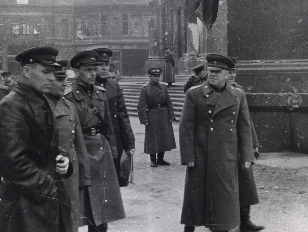 Маршал жуков берлин 1945. Маршал жуков 1945. Берлин, 1945 год. Дуайт эйзенхауэр и жуков. Жуков и монтгомери в берлине.