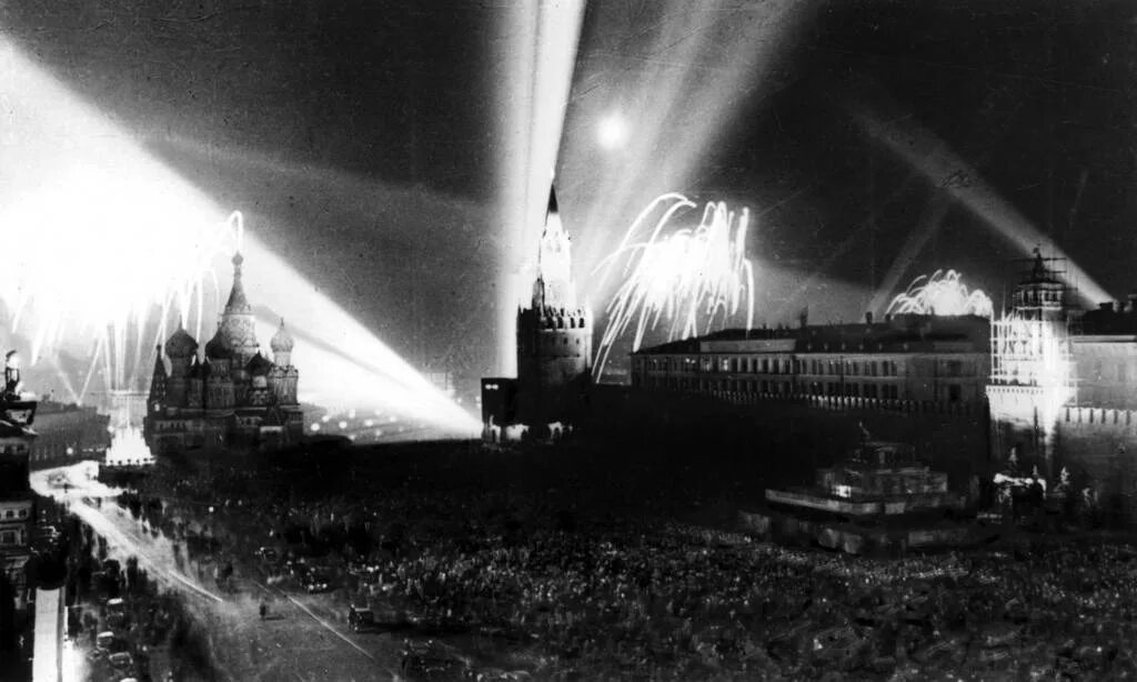 Салюты во время войны. Первый салют в Москве 1943. Первый салют Победы 1945. Салют Победы в Москве 1945. Салют в Москве 9 мая 1945.