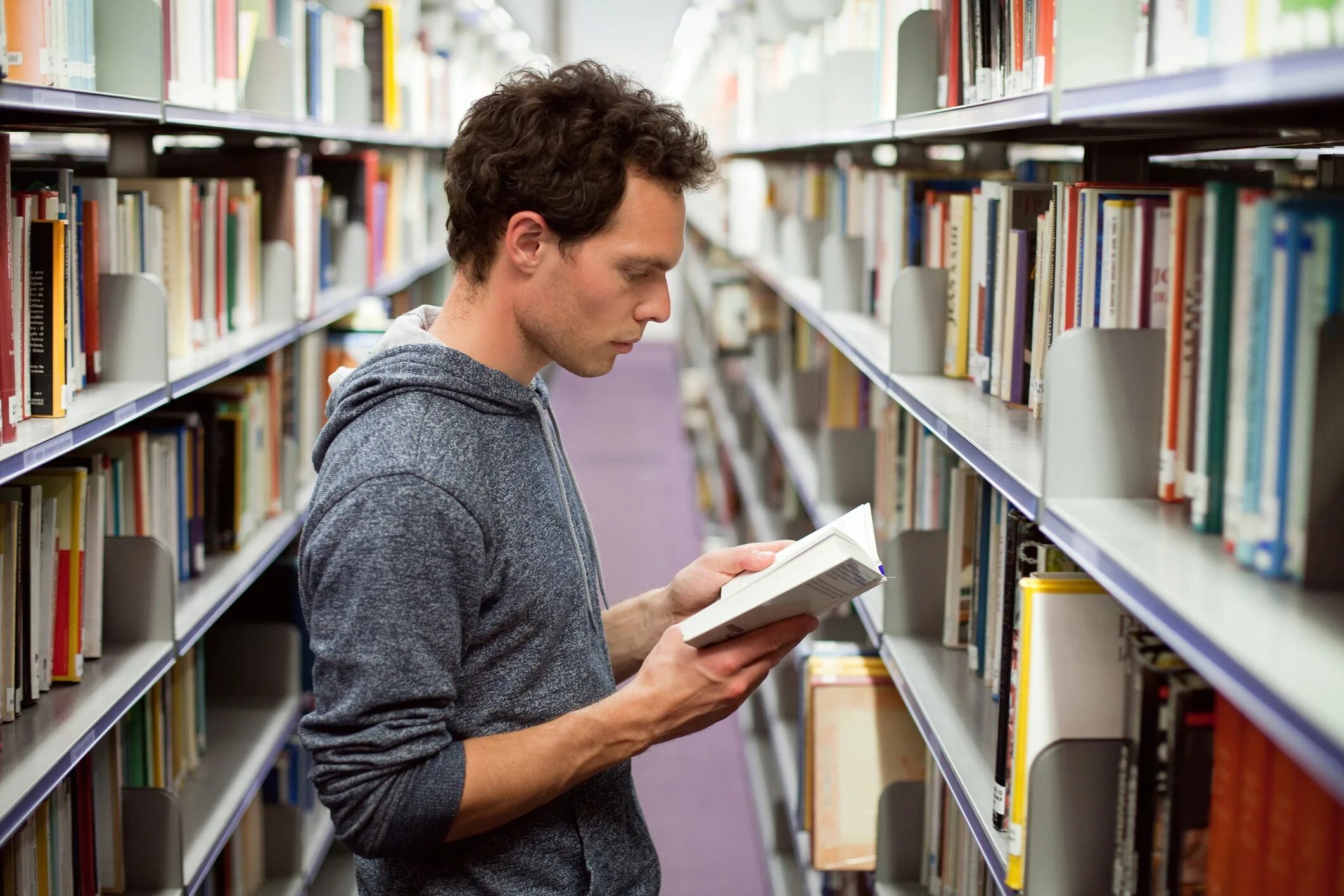 Student c book. Читатели в библиотеке. Люди в библиотеке. Человек читает. Парень в библиотеке.