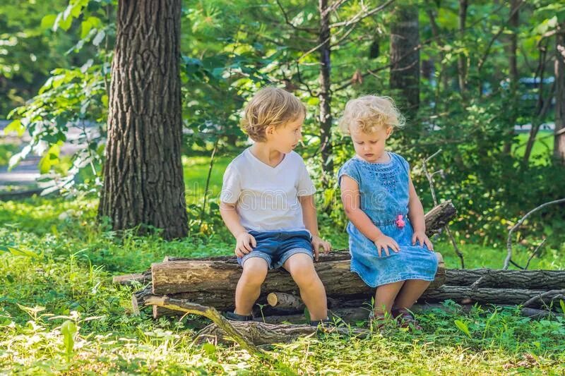 Между мальчиками и девочками разделили 24. Мальчик между. Ссора мальчика и девочки. Картинки мальчик и девочки поругались. Два мальчика ругаются рядом сидит девочка.