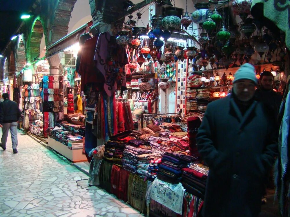 Стамбул где купить. Стамбул шоппинг. Стамбул шоппинг одежда. Магазин костюмов для мужчин Стамбул. Шопинг в аламболе Индия.