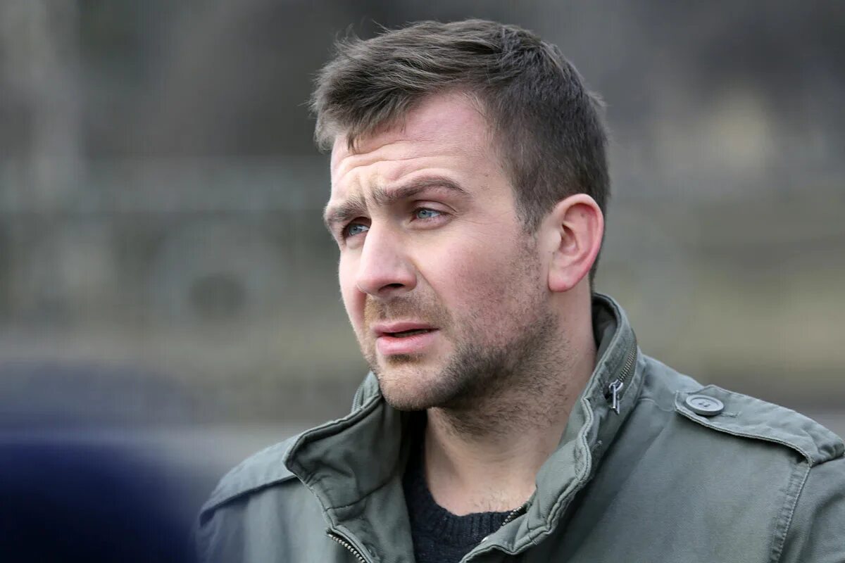 Антон хабаров казанова 2020. Райан рейнольдс клиника. Джеймс борн. Кто сыграл главную. Дмитрий паламарчук и антон васильев.