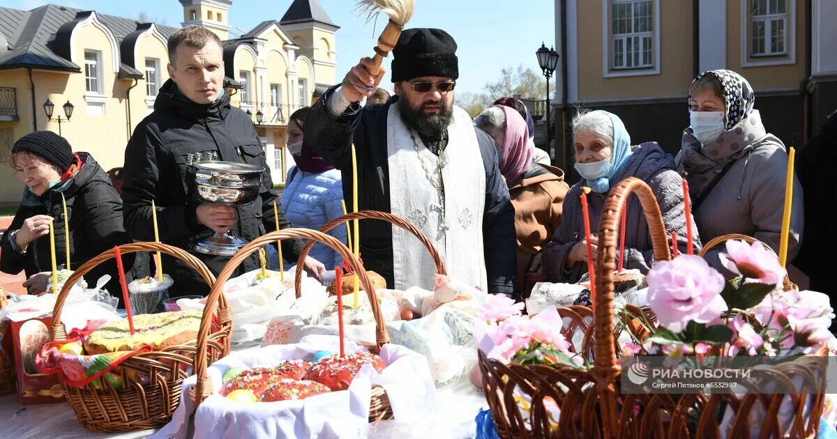 Когда освящают куличи на пасху. Освящение куличей в церкви Сретения Господня. Освящение куличей на Пасху. Освящение куличей и яиц на Пасху. Освящение пасхальных яств.