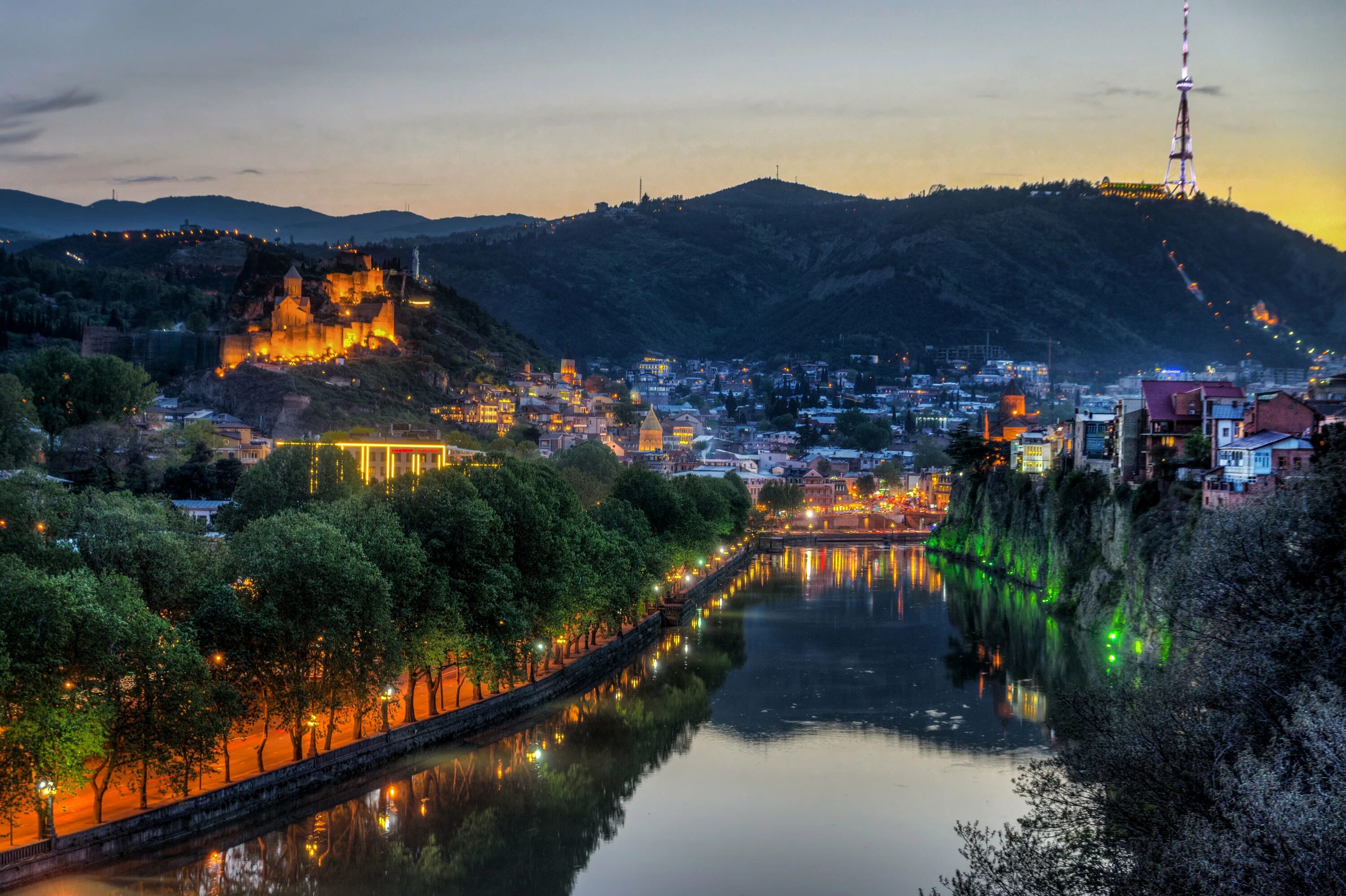 Tbilisi city. Грузия столица Тбилиси достопримечательности. Столица Грузии Тбилиси картинки. Солнечная Грузия Тбилиси. Грузия Тбилиси центр города.