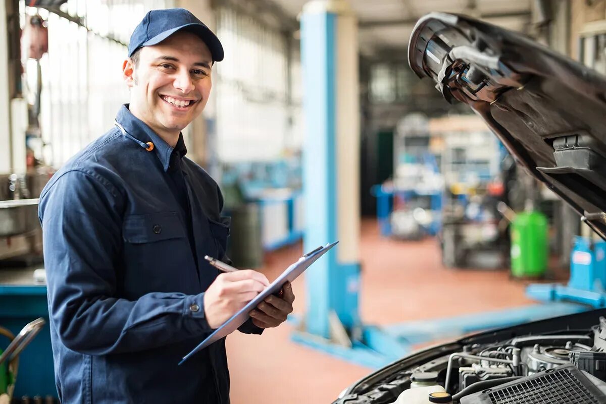 Автомеханик. Mechanics. Работник автосервиса. Механик профессия. Качественное техническое состояние