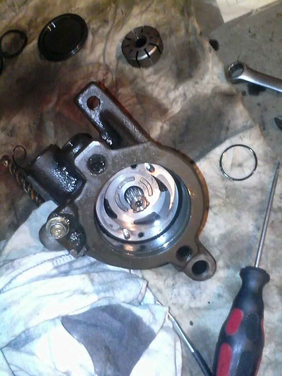Замена помпы киа рио 2. Насос водяной помпы солярис 3 в разборе. Люфт помпы. Люфт помпы. Люфт помпы.