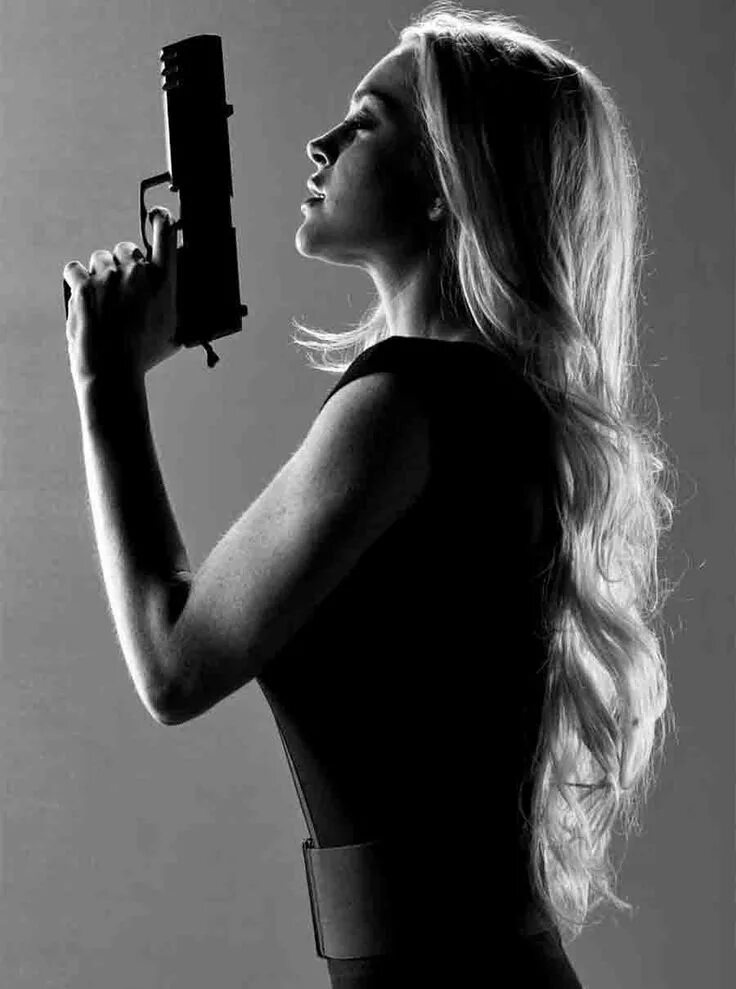 Плохие девочки руку. Брутальная девушка. Sister sin вокалистка. Екатерина шальная слив. Девушка с рукой у лица.