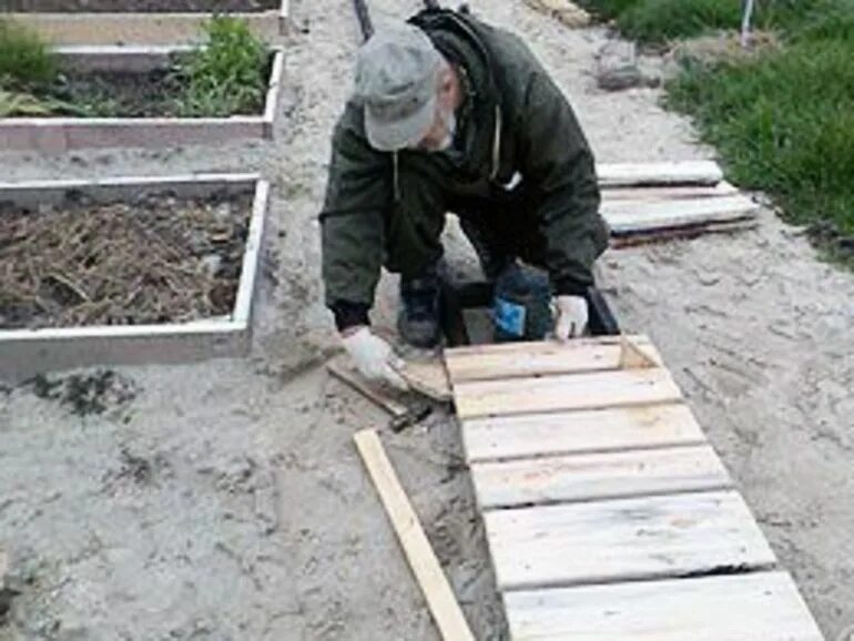 Как сделать дорожку из досок на даче. Деревянные дорожки на даче. деревянные тротуары на даче. дачные дорожки из досок. дорожки из досок на даче.