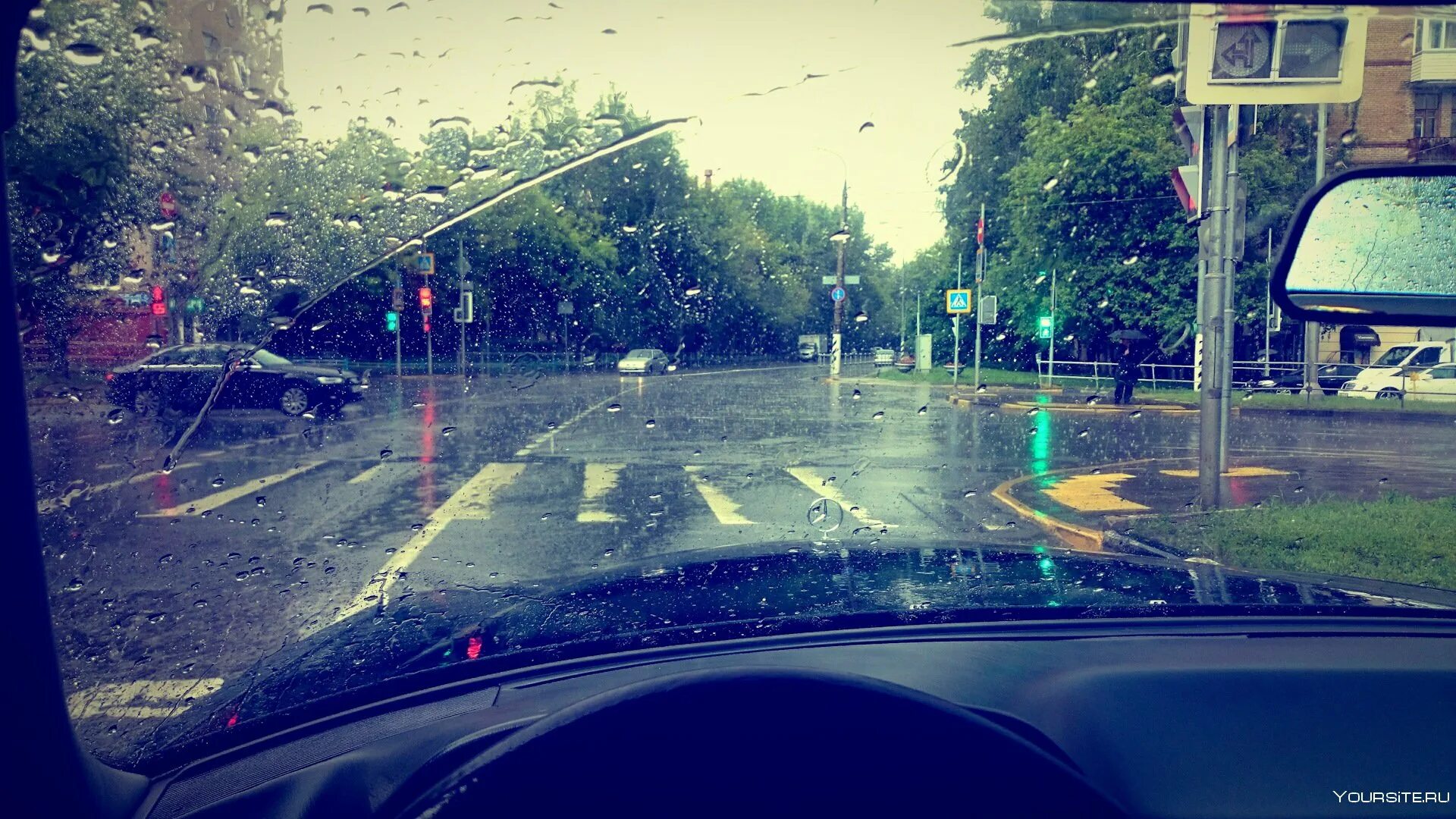 Хорошо в машине в дождь. Лобовое стекло вид из машины. Вид из окна машины дождь. Ливень вид из машины. Вид из лобового окна автомобиля.