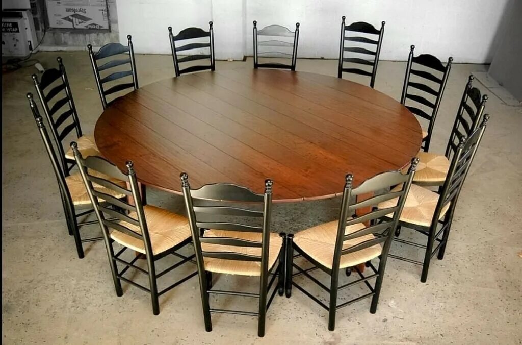За круглый стол на 51 стульев. Круглый стол. Круглый стол со стульями. Большой круглый стол. Круглый стол на 12 человек.