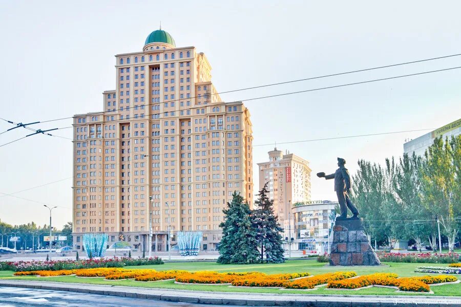 Памятник шахтёру донейк. Памятник шахтерскому труду в донецке. Памятник шахтеру в донецке. Театральная площадь луганск. Площадь шахтеров донецк.