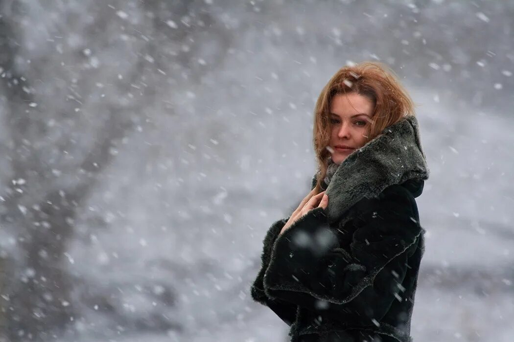 Девушка под снегом. Женщина и снег. Весело падает снег
