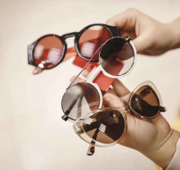 Как подарить очки стим. Оптика очки. Солнцезащитные очки известных брендов. Оптика новые коллекции солнцезащитных очков. Оптика в очках.