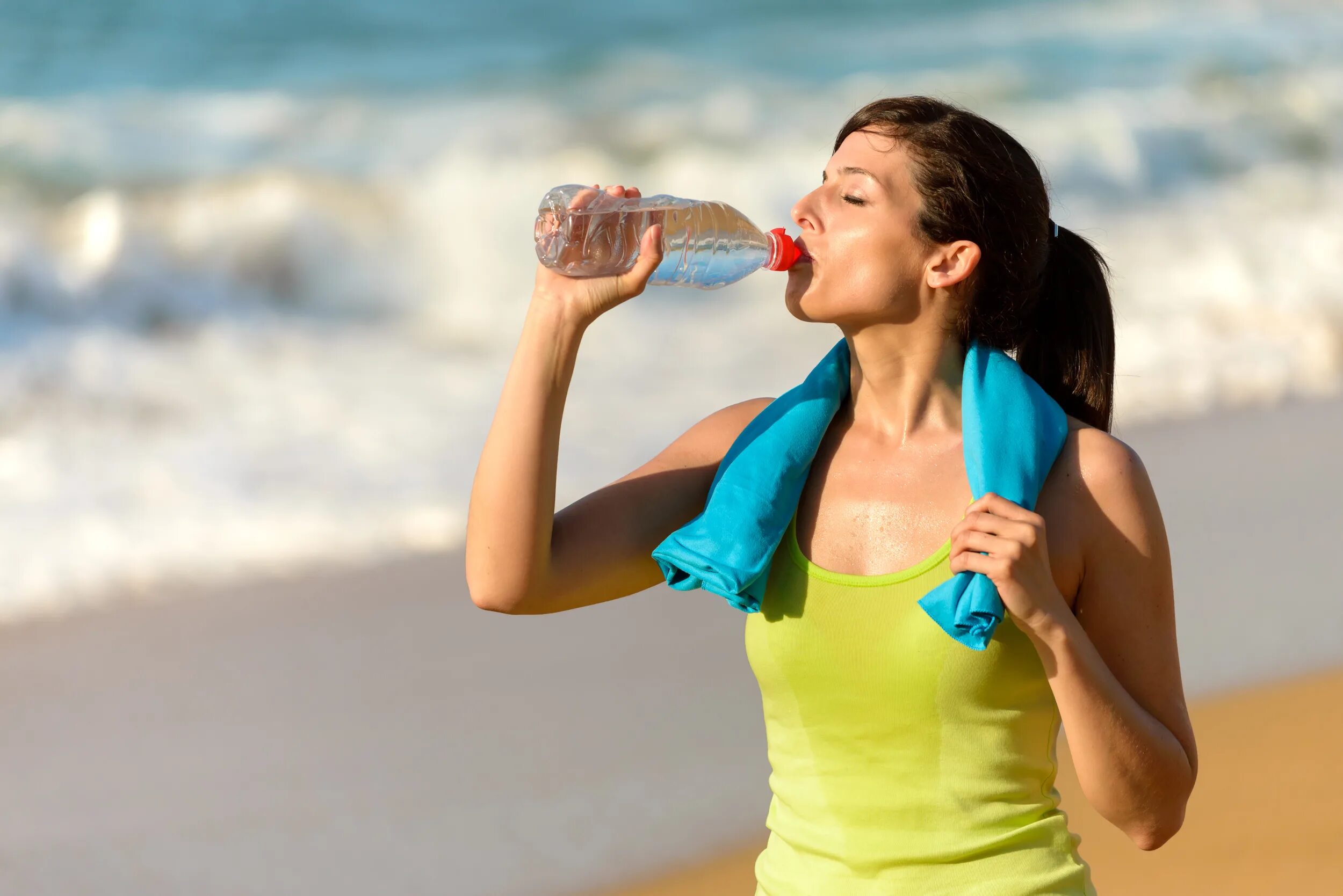 Жара можно пить. Человек пьет воду в жару. Девушка пьет воду жара. Пить воду. Спортсменка пьет воду.