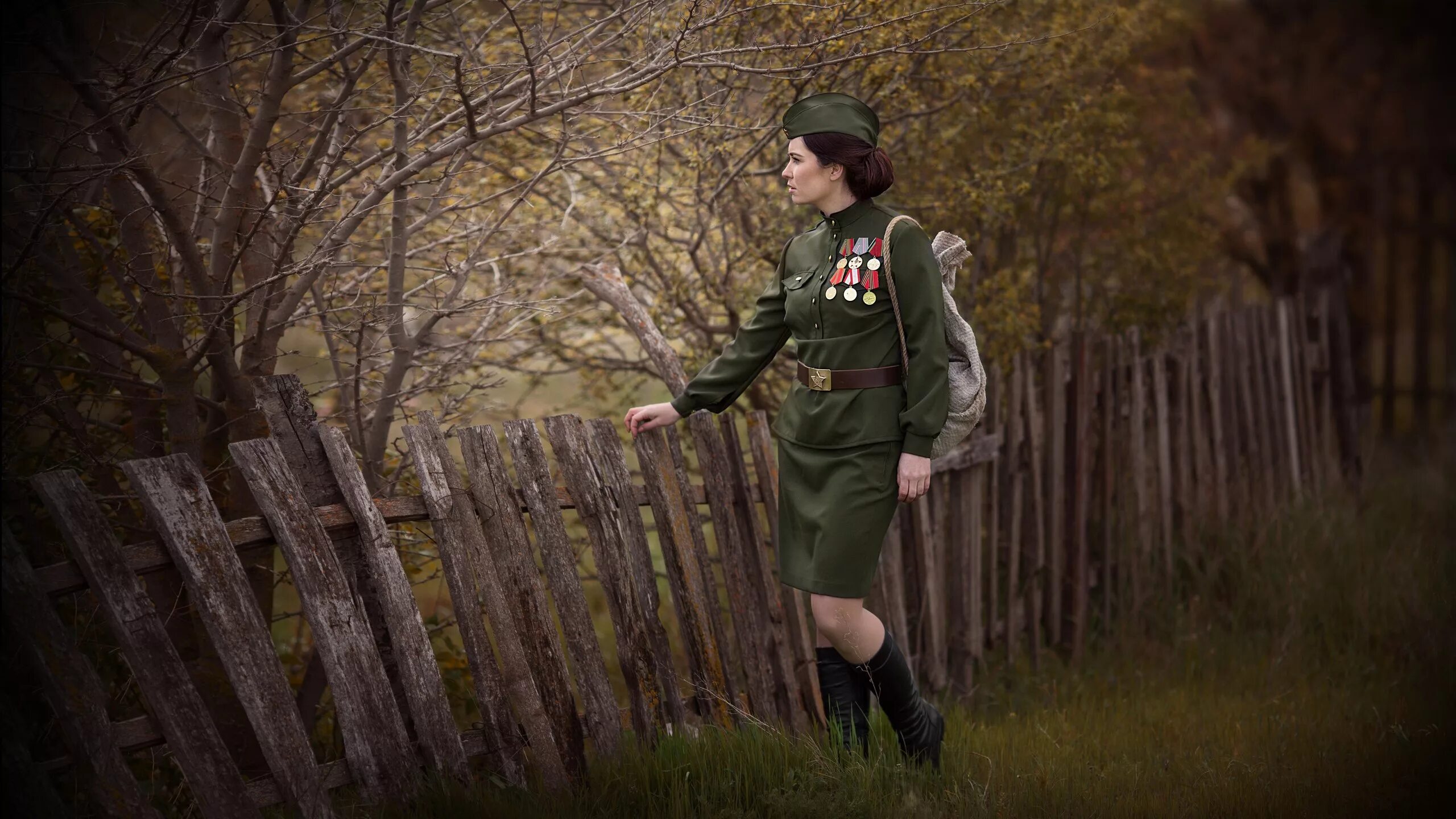 Женские военные песни современные. Фотосессия Военная тематика. Фотосессия в стиле военных лет. Девочка в военной форме. Фотосессия день Победы.