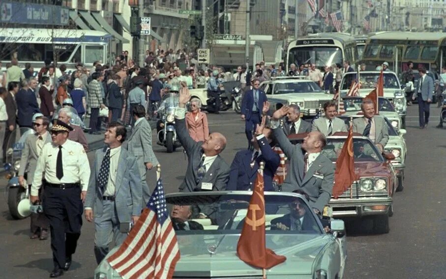 Красногорск сахалинская область 70-80х. Сельхозотряды школ в войну новосибирск. Джеральд форд и брежнев в хельсинки 1975. Сельхозотряды 90 годов. Советско американский полет союз аполлон.