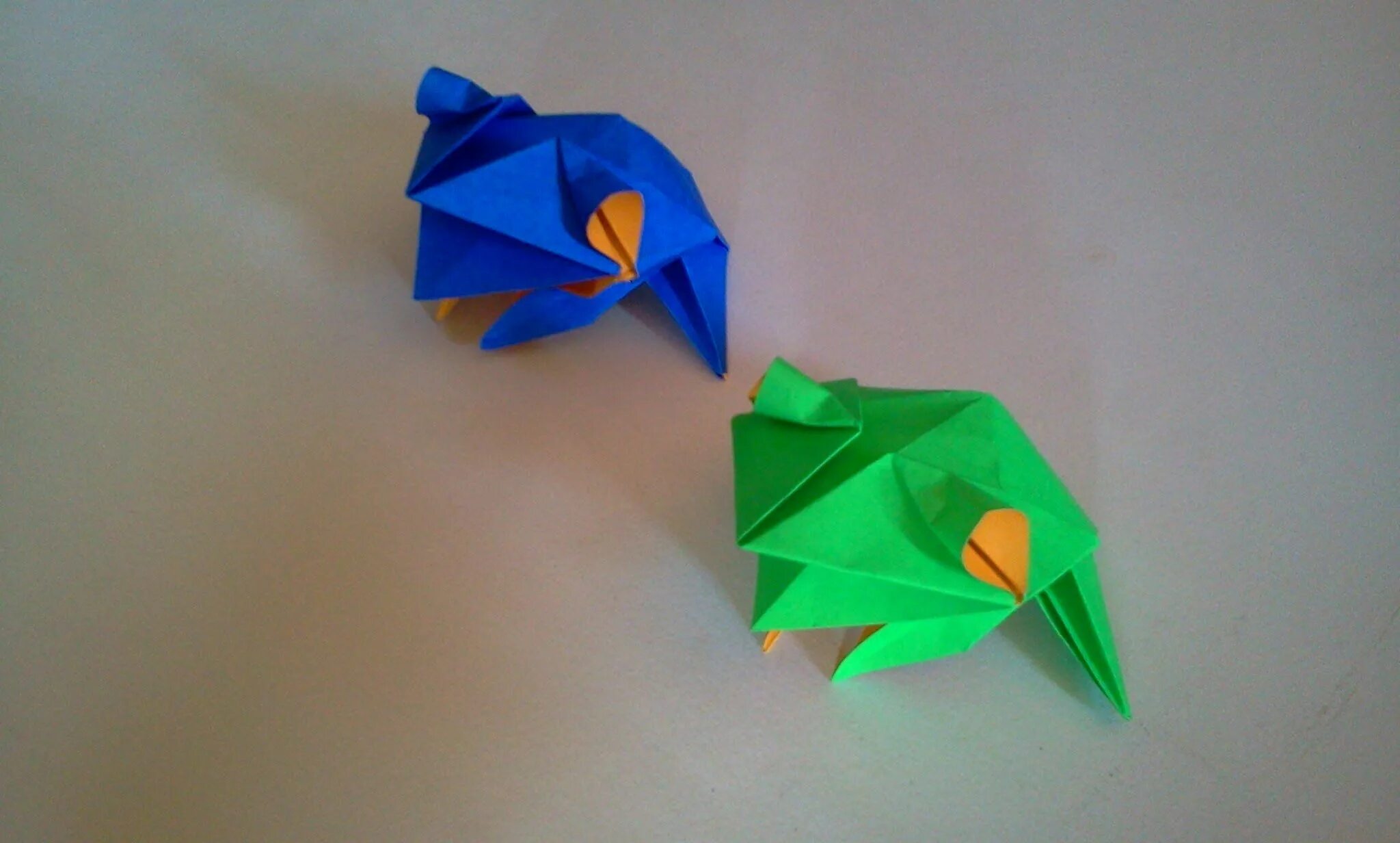 Оригами лягушка. Оригами лягушка прыгающая. Лягушка оригами пошагово. Оригами в виде лягушки. Говорящее оригами