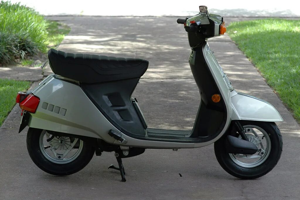Old honda 50 scooter. Старый скутер хонда. Скутер хонда. Старый скутер хонда. Скутер хонда 2т.