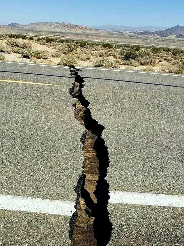 Чему приводит трещина. Разлом Сан-андреас землетрясение. Трещина в земле. Огромная трещина в земле. Глубокая трещина земли.