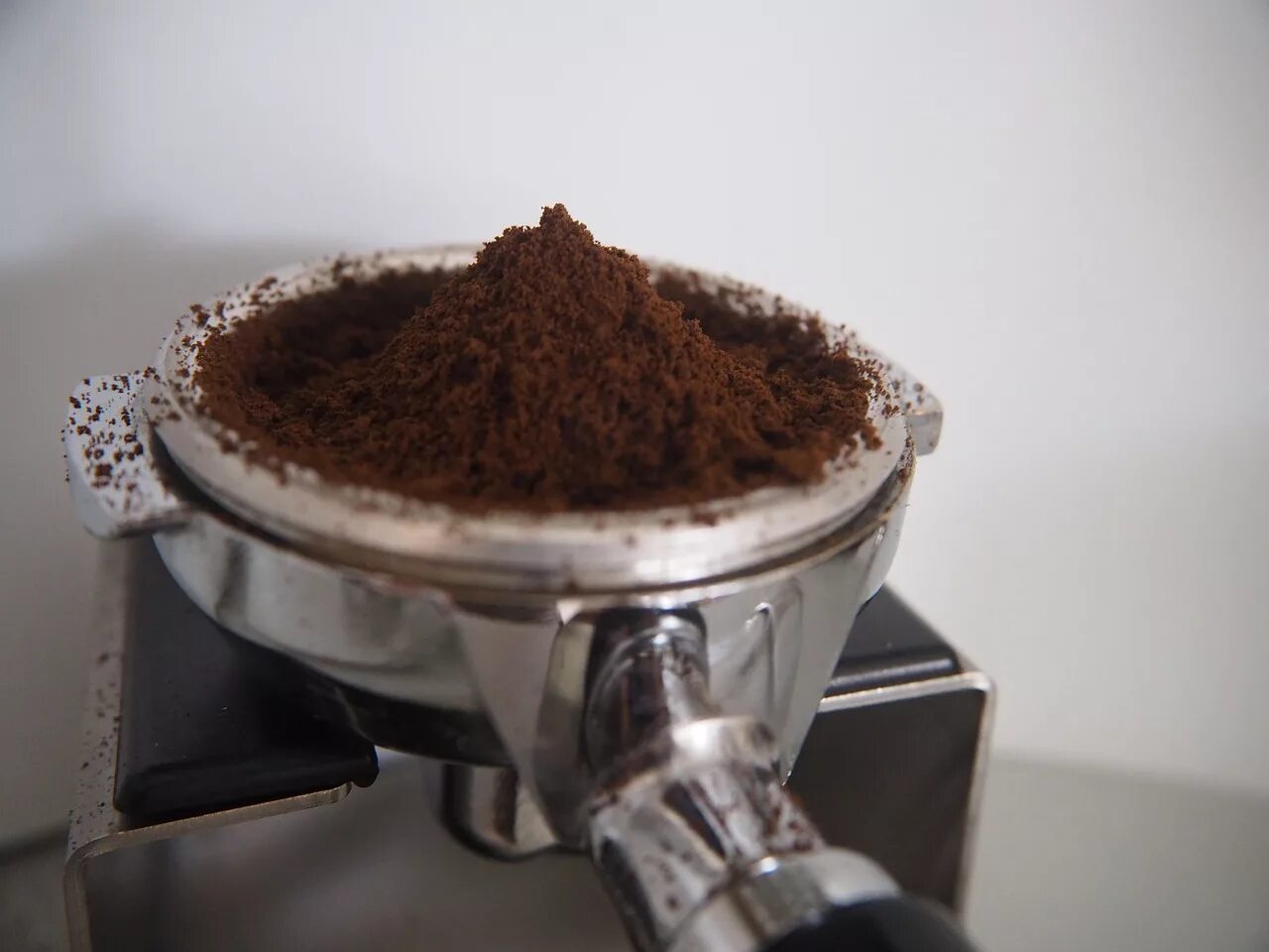 Как молоть зерна кофе. Кофе молотый espresso ground coffee. помол для кофемашины. молотый кофе для кофеварки. помол кофейных зерен.