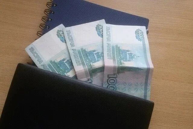 Деньги 3000 рублей. Три тысячи рублей в руках. 3 Тысячи рублей в руках. 3000 Тысячи рублей в. руках.
