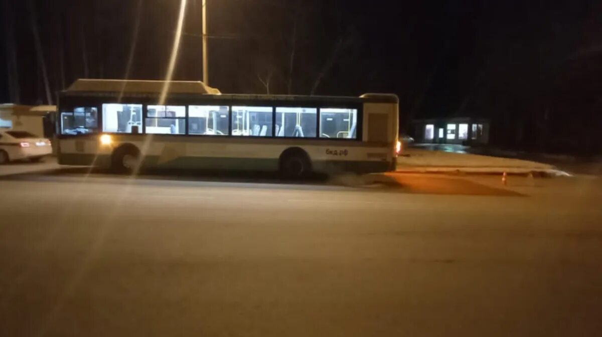 Пассажиры упавшего автобуса. Автобус падает на бок. салон автобуса с девушкой.