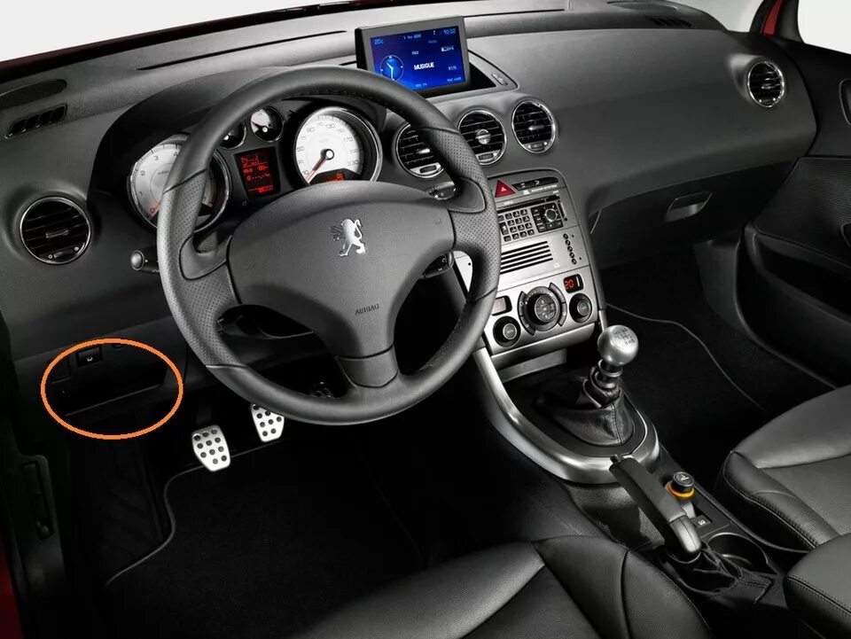 Пежо салон внутри. Peugeot 308 2008. пежо 308 хэтчбек салон. пежо 308 2008 салон внутри. пежо 308 2011 салон.