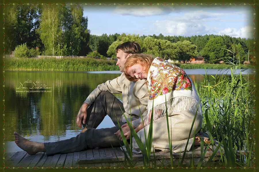 У реки гуляют девки гуляют мужики. Парень с девушкой на речке. Прогулка вдоль моря. У реки гуляют девки гуляют мужики. Crossing the river.