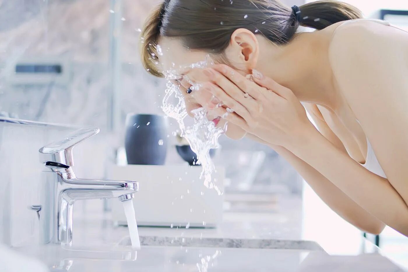 Умывание лица тропики. Умывать лицо. Умывание лица. Девушка умывается. She to wash her face.