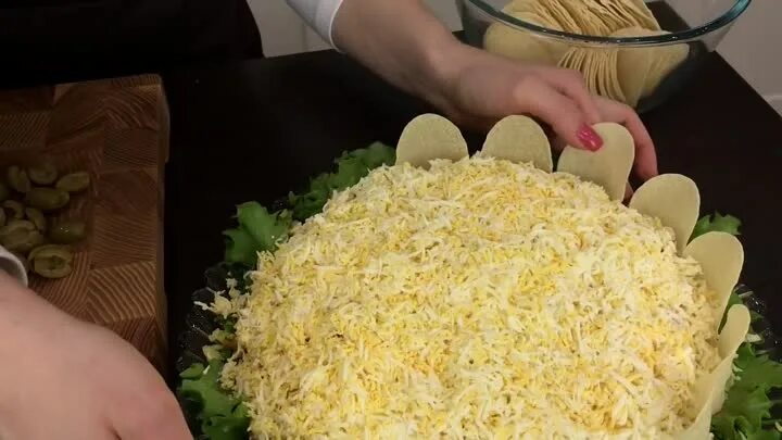 Салат золотой петушок. Золотой петушок рецепт. Салат золотистый. Золотой петушок котлеты куриные. Котлета куриная петушок.