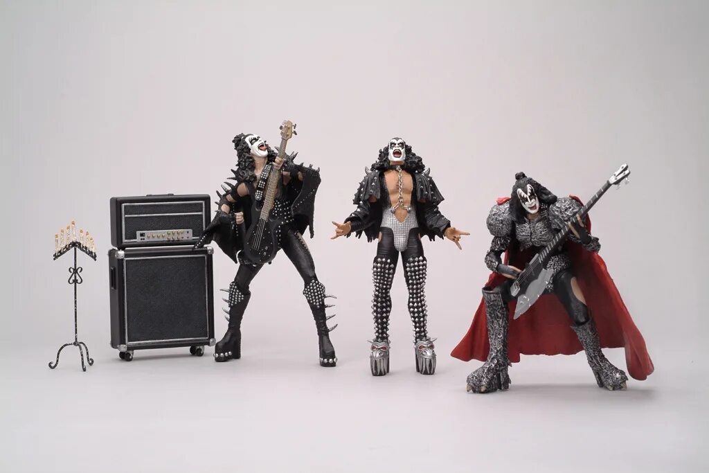 Новая игрушка группа. Куклы группы Кисс. Фигурки Кисс. Группа Kiss игрушки. MCFARLANE Toys Kiss Alive.