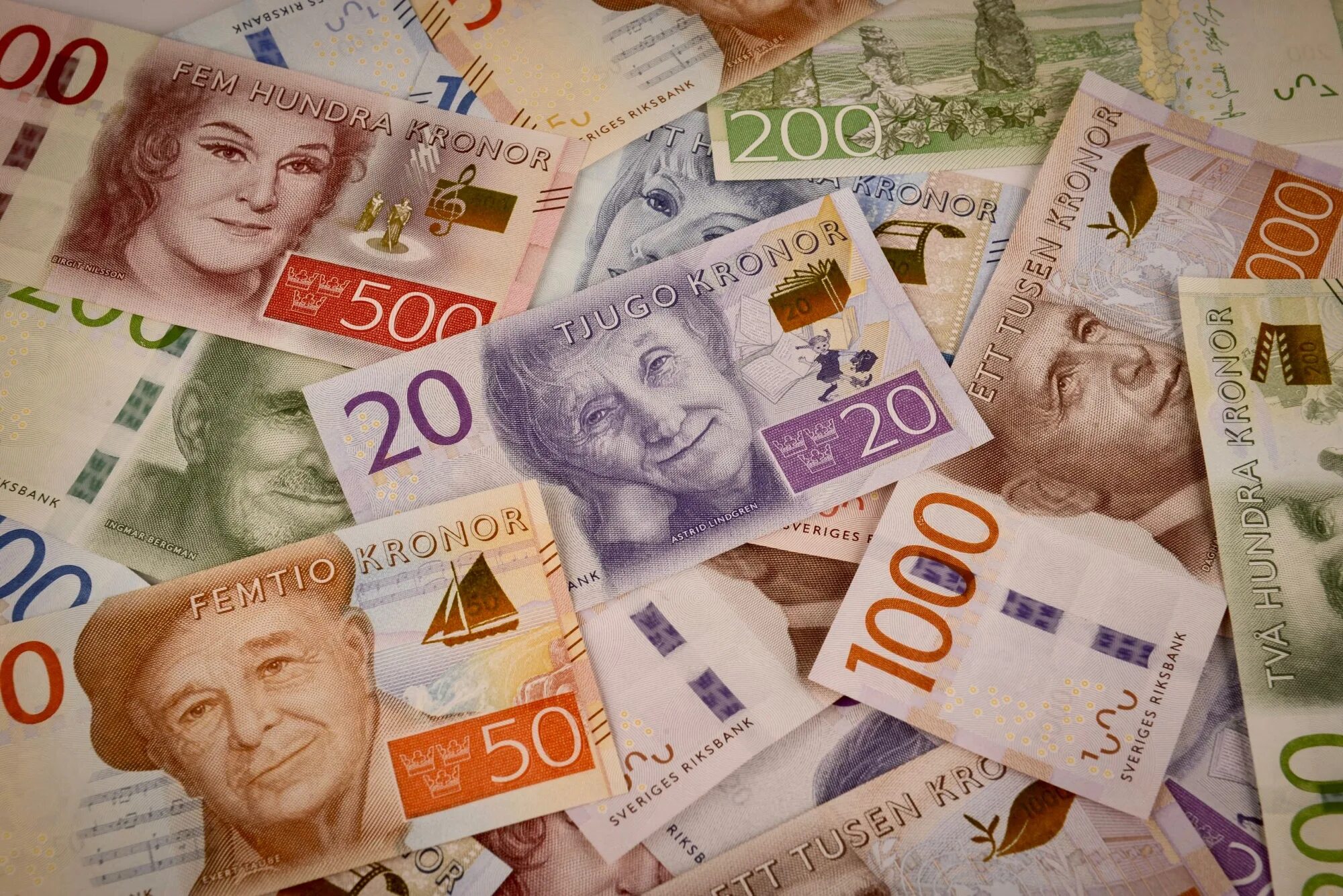 Шведская денежная единица. Крона денежная единица Швеции. Шведская крона 20 крон. Шведские кроны банкноты 100 крон. Национальная валюта Швеции.