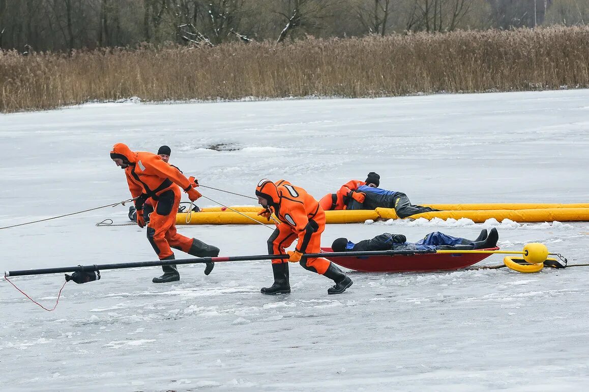 Спасательные работы на воде средства спасания. Спасательные работы на воде. Средства спасения на льду. МЧС на водных объектах. Зимние спасательные средства.