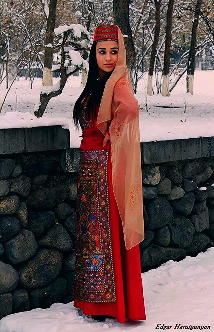 Свадебный тараз армянский национальный костюм. Народный костюм армении. Балкарки девушки. Национальный свадебный наряд армении. Адыгэ фащэ мадина саральп.