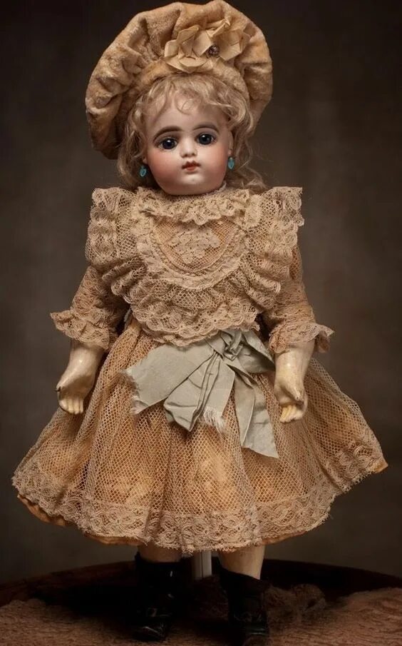Купить куклу старую. Антикварные куклы Полишинель Франсуа Готье. Ильмира Степанова Антикварные куклы. Платье для антикварной куклы.