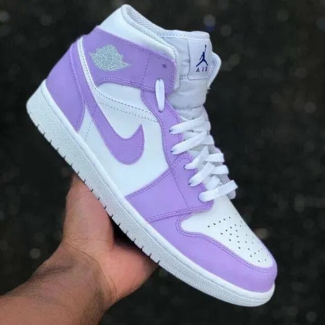 Найки светлые. Nike Air Jordan 1 Purple. Nike Air Jordan светло фиолетовые. Nike Jordan 1 светло фиолетовые.