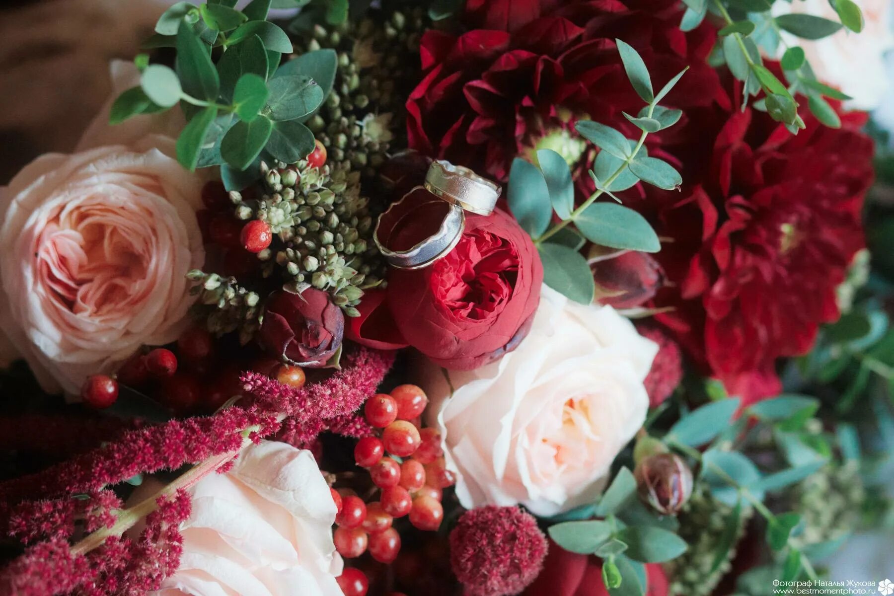 Цвет марсала в цветах. Свадебный букет марсала и айвори. Marsala цвет свадьбы. Букет "марсала". Свадьба в цвете айвори и марсала.