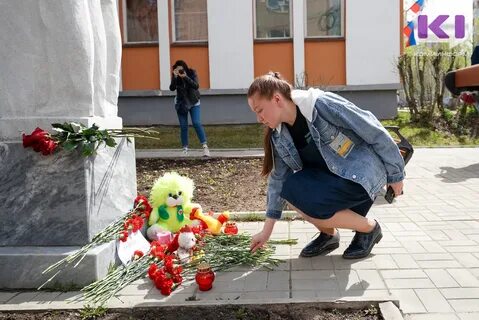 Стихийный мемориал навальному