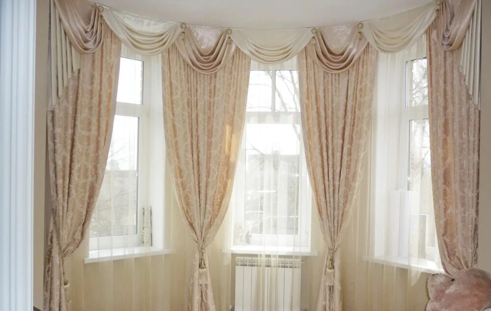 Шторы 3 окна. Шторы для эркерного окна. Итальянские шторы "royal solo balza". Шторы 3 окна. Шторы на эркерное окно.