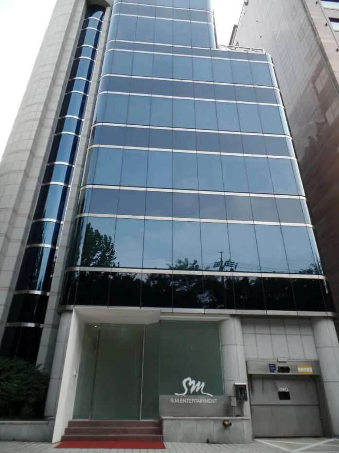 Компания SM Entertainment. SM Entertainment здание 2021. SM Entertainment здание 2022. SM Entertainment Корея.