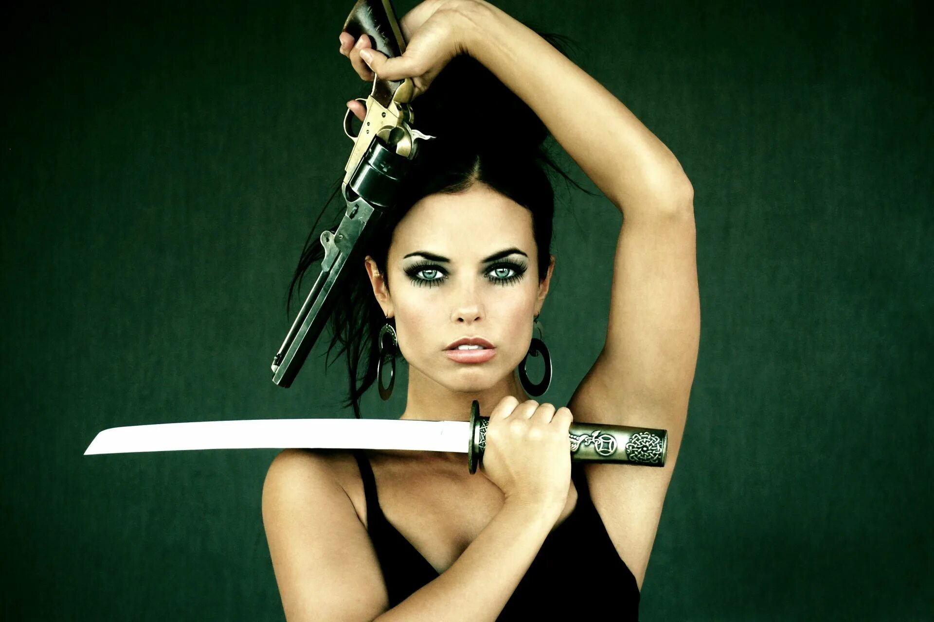 Воинственная девушка. Женщина с мечом. Женщина самурай с нагинатой. Ханьфу самурай. Мечи внешность девушки.