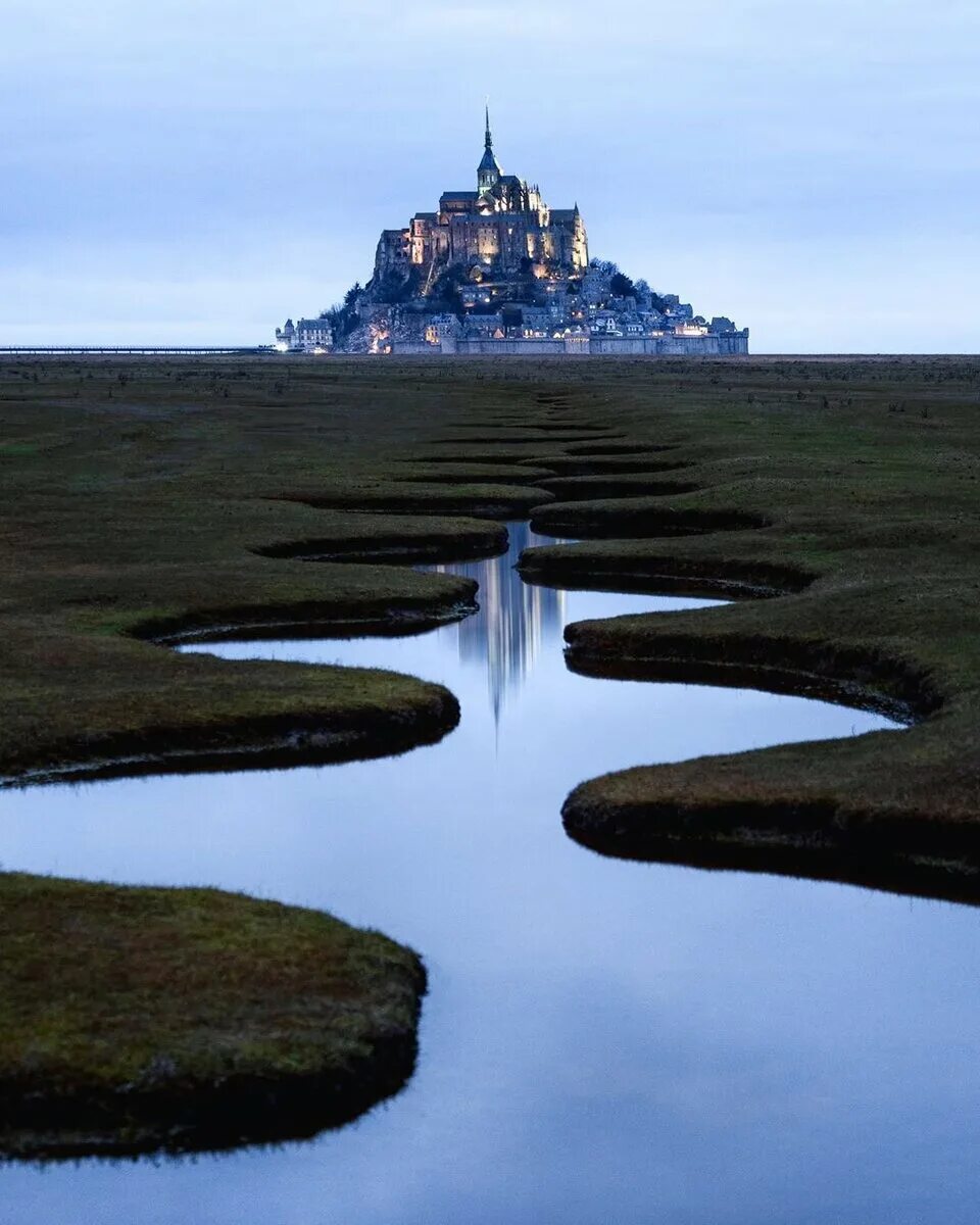 Замок le Mont Saint Michel Франция.