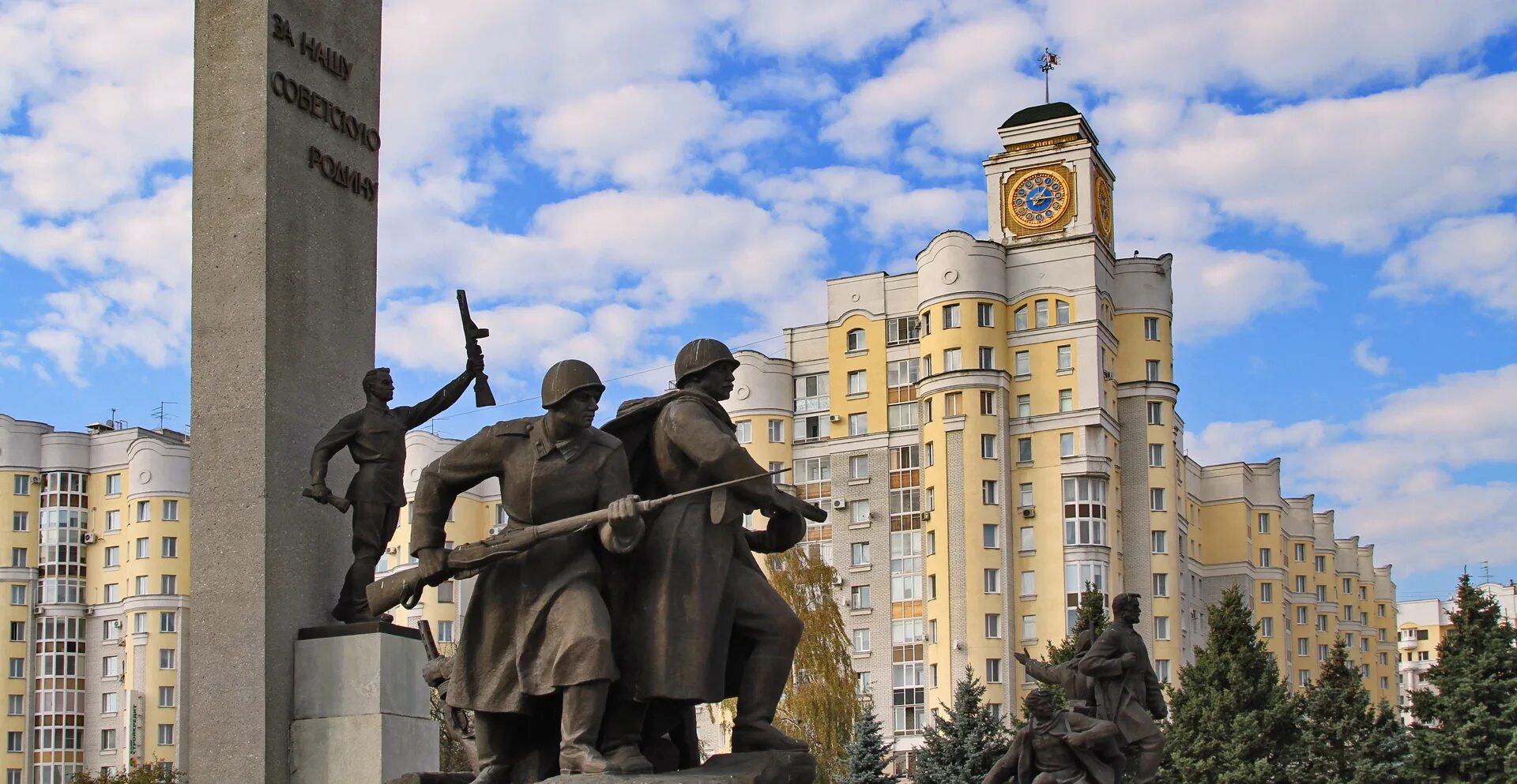 Памятник освободителям брянска брянск. Площадь Партизан Брянск. Брянск город воинской и Партизанской славы. Брянск монумент город Партизанской славы. Памятник на площади Партизан в Брянске.