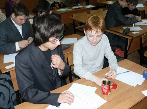 3 5 семиклассников. Семиклассники на уроке. семиклассники на контрольной. семиклассники картинки. любовь семиклассников в школе на уроке.
